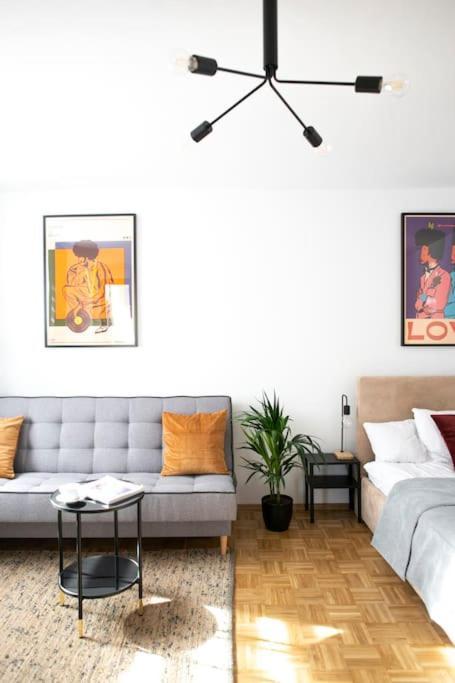 Oomph Center Well Designed With Balcony Apartament