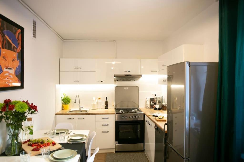 Oomph Center Well Designed With Balcony Apartament