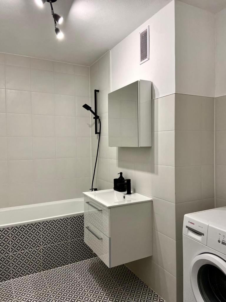 Oomph Center Well Designed With Balcony Varsavia